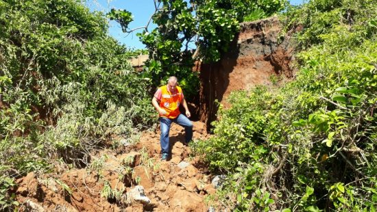 defesacivil - Solo de areia cede e cratera é aberta na Praia de Peracanga em Guarapari