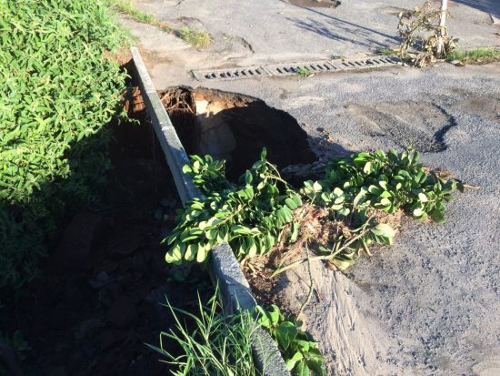 defesacivil1 - Solo de areia cede e cratera é aberta na Praia de Peracanga em Guarapari