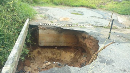 defesacivil2 - Solo de areia cede e cratera é aberta na Praia de Peracanga em Guarapari