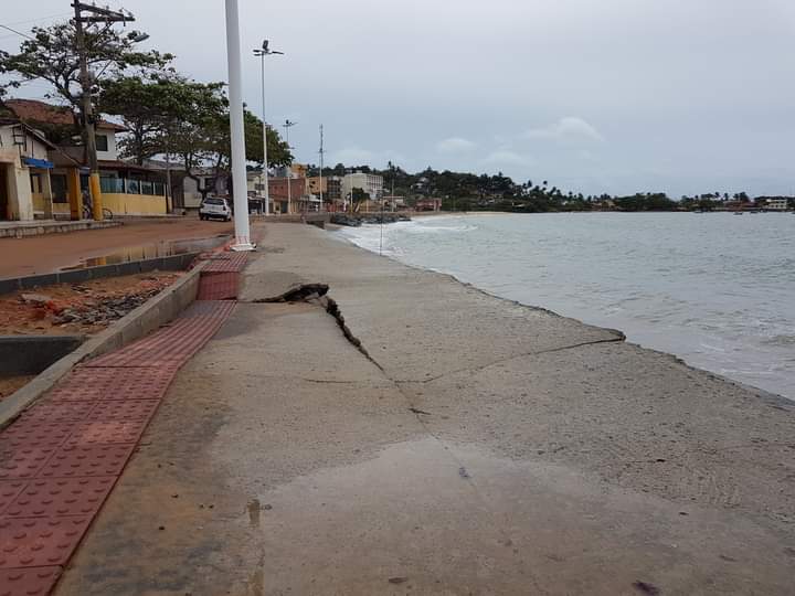 Calcadao Meaipe1 - Guarapari: ressaca do mar quebra calçadão da Praia de Meaípe