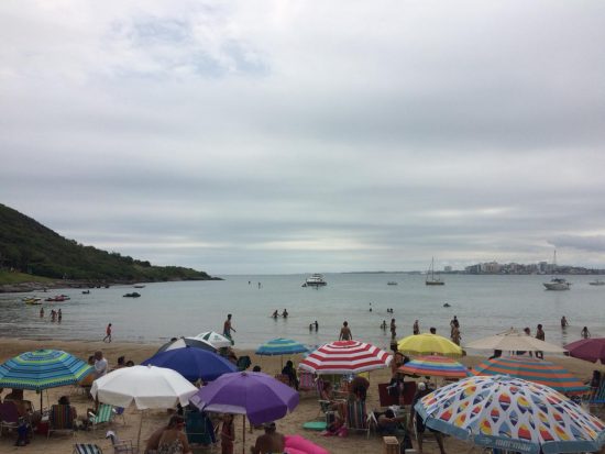 praia cheia - Decreto autoriza permanência de banhistas e vendedores ambulantes em praias de Guarapari