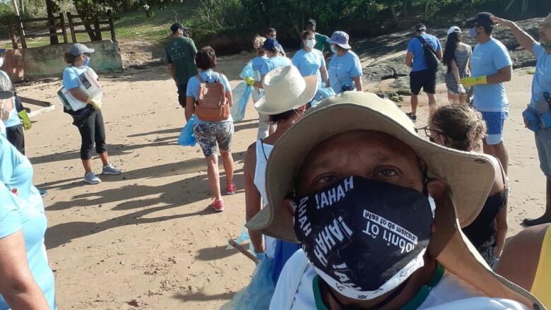 limpeza inove ameazul 2021 05 29 2 - Moradores se unem e realizam limpeza da Praia de Guaibura, em Guarapari