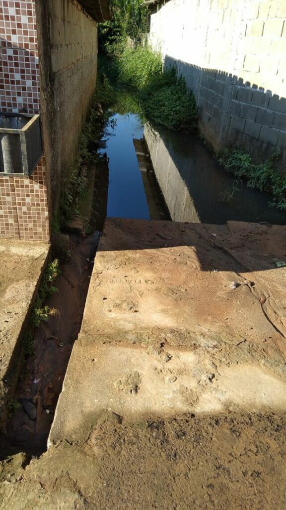 valao rua anhanguera sao jose 2021 06 25 2 - Vala de esgoto em bairro de Guarapari alaga sempre que chove