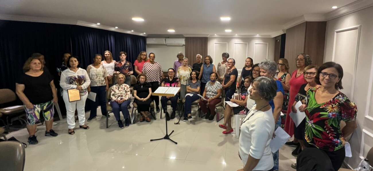 Prefeitura Resende - AULA CANTO E CORAL 🗣🎤 Mais uma atividade para a  Melhor Idade! 🥰 Estão abertas inscrições para aulas de Canto e Coral  voltadas para idosos acima de 60 anos.