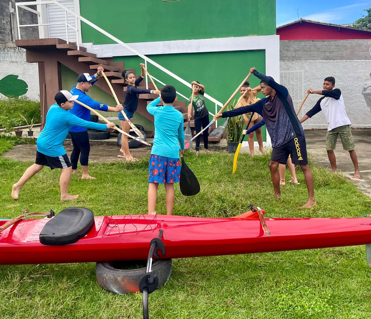 Canoa havaiana: projeto transforma a vida de jovens de favelas