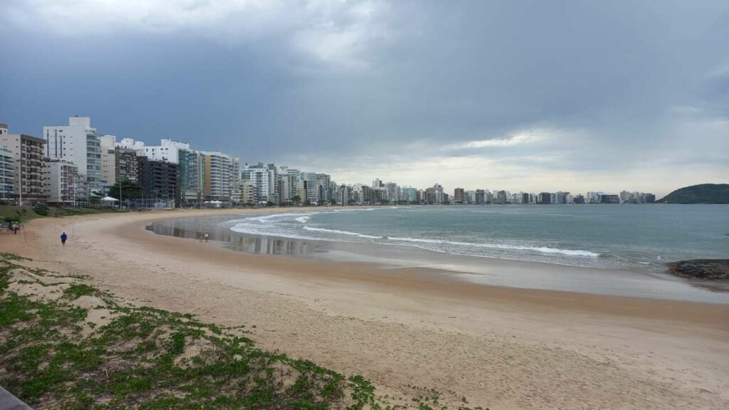 praia do morro ceu nublado - Guarapari recebe alerta de perigo potencial para declínio de temperatura durante o fim de semana