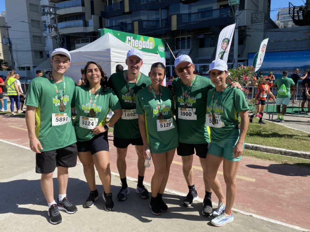 Carlinhos e equipe - 3ª edição da Corrida Ideally reafirma sucesso do evento em Guarapari