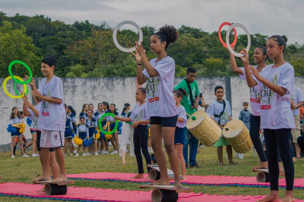 Projeto Xapuri 1 - Alunos do projeto social Xapuri apresentam primeiro espetáculo de música e circo na Praia do Morro