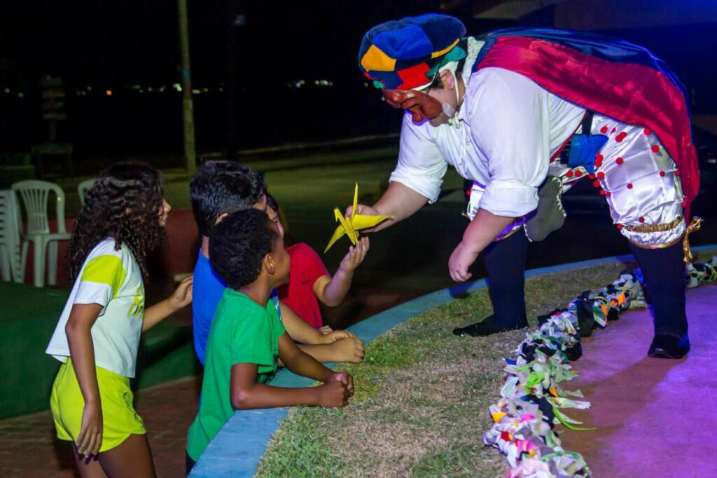 Ubu - Samarco leva apresentações de teatro para comunidades de Guarapari e Anchieta