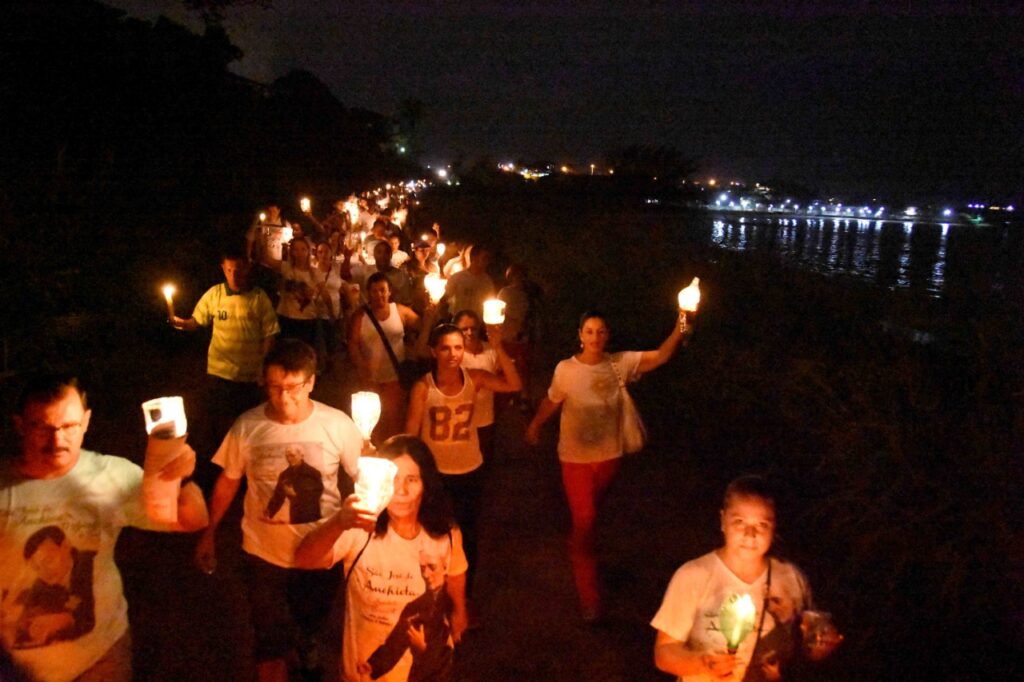 caminhada luminosa ubu 1 - Tradicional Romaria Luminosa dá início à Festa Nacional de Anchieta; veja como participar