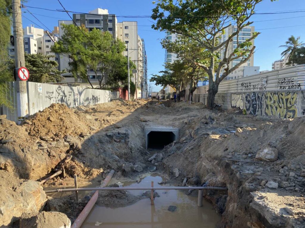 20240618 183553301 iOS 1 - Obra de instalação do novo sistema de macrodrenagem na Praia do Morro deve durar 6 meses