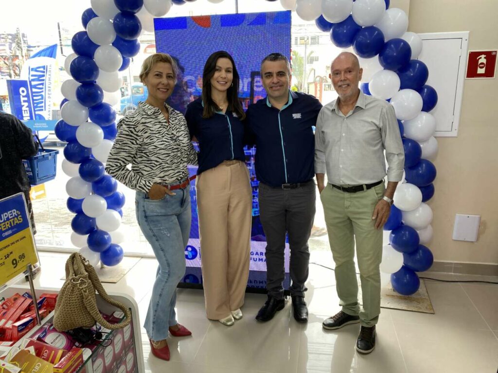 Elisa Vanessa Nunes Fabiano e Hamilton - Farmácia Indiana inaugura primeira loja em Guarapari