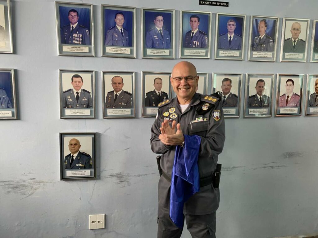 Placa homenageando o cel - 10º Batalhão de Polícia Militar tem novo comando