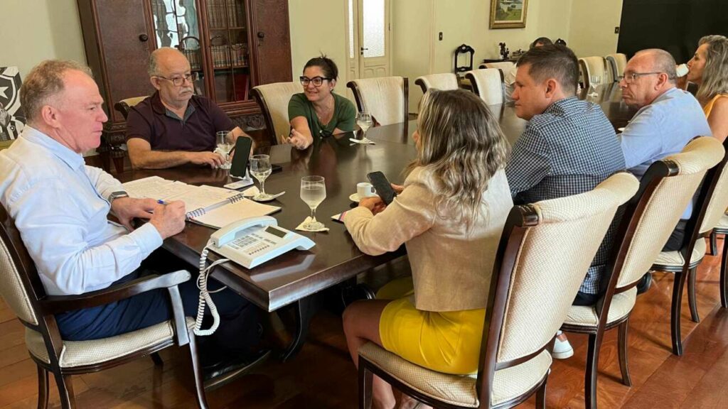 encontro casagrande alfredo chaves 2 1 - Prefeito de Alfredo Chaves e governador do Estado se reúnem para discutir obras no município