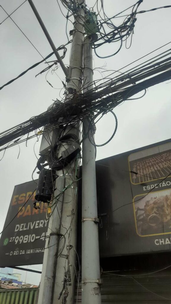 20240701 160006 - Fios acumulados e pendurados em postes preocupam moradores de Guarapari