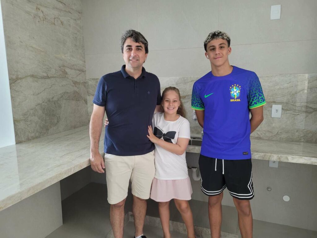 Alexandeer Vinicius da Costa e filhos - Ideally Construtora entrega o Lúcia Pandolfi, primeiro edifício do ‘Top 6’ em Guarapari