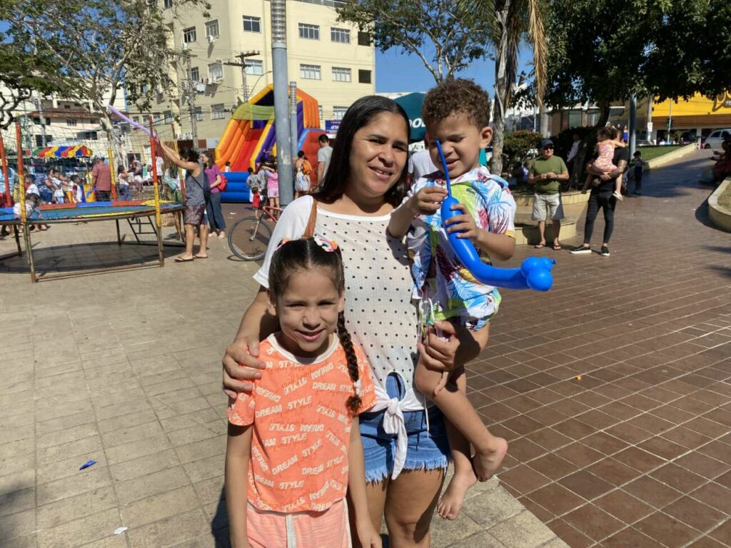 Ana Paula e filhos Thel e Alice - Dia C do Sicoob Sul Litorâneo leva diversão e saúde para população de Guarapari