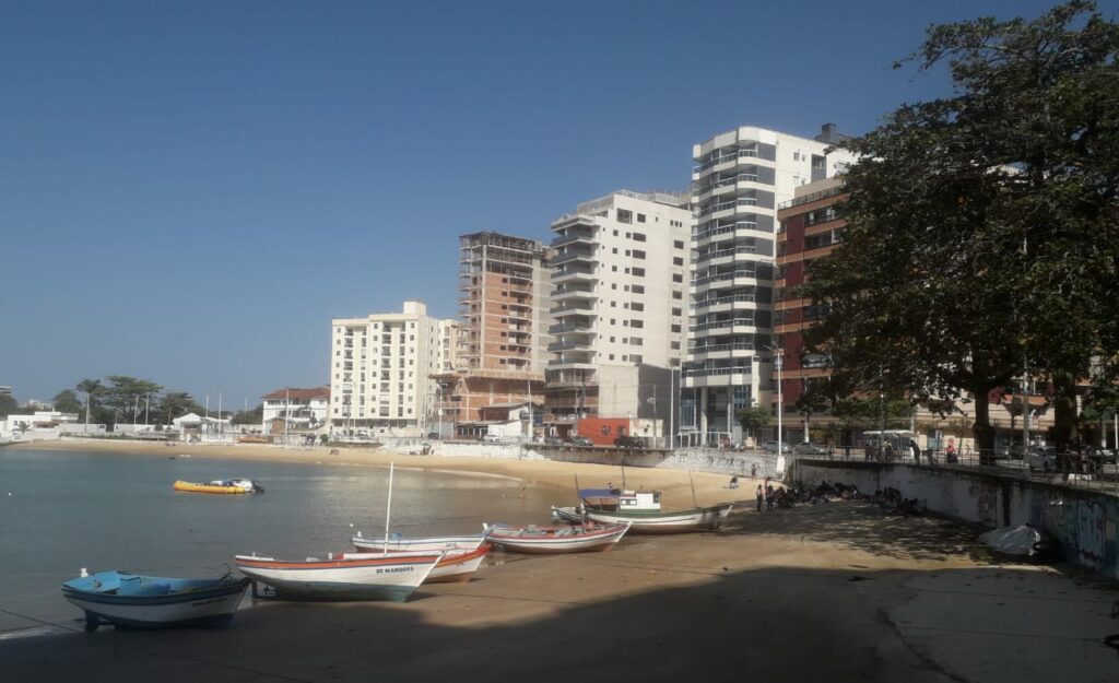 Coluna dom antonio - Coluna Dom Antônio: Prainha de Muquiçaba ganha grandes prédios e não perde sua linda aparência bucólica