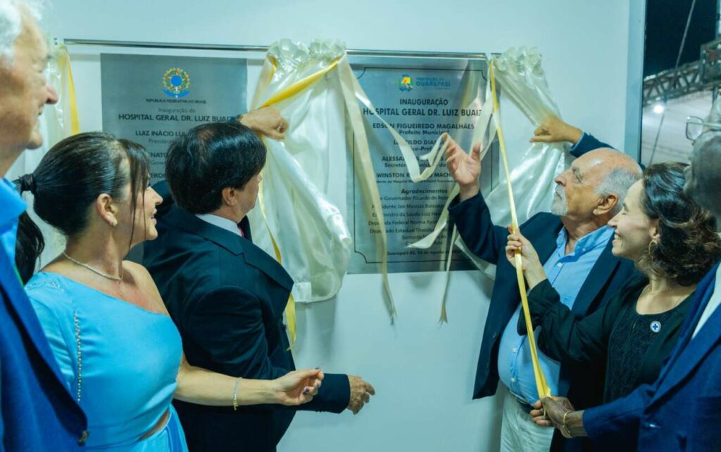 Inauguracao placa - Hospital Dr. Luiz Buaiz é entregue, mas só deve começar a funcionar após 45 dias