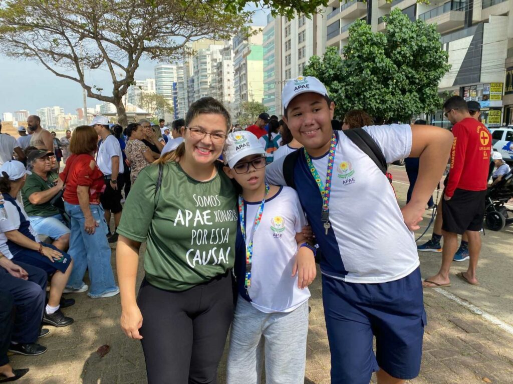 Isabela Pereira o filho Joao Victor e o coleguinha Vagner Junior - Caminhada da Apae Guarapari reúne comunidade e marca início da Semana Nacional da Pessoa com Deficiência