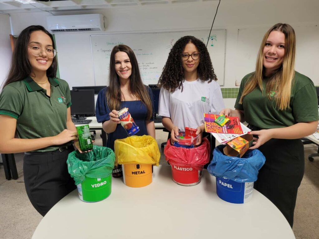 Lorrany Cabral Andrea Quadros Kaliany Cardoso e Natalia Aloquio - Alunas do Ifes Guarapari criam projeto inovador de reciclagem