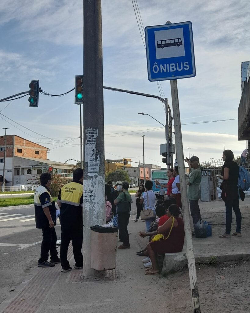 Onibus impedido de circular - Fiscalização surpreende passageiros ao impedir ônibus de circular em Guarapari