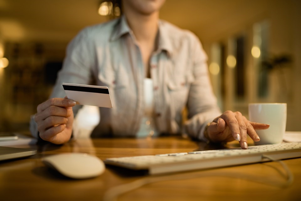 closeup woman using computer credit card online banking evening home 1 - Procon de Guarapari alerta consumidores sobre novo golpe do falso reembolso; veja como se proteger