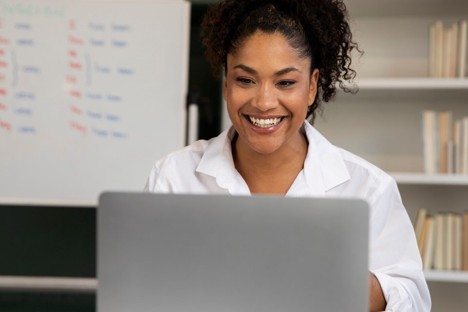 mulher sorridente com laptop 23 2149272197 - Governo do Estado oferece 10 mil vagas para cursos de qualificação on-line