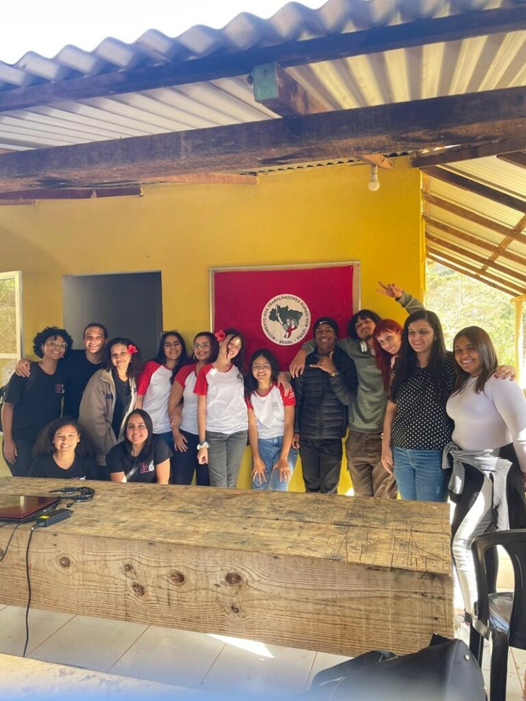 visita mst - Alunos de Guarapari conhecem comunidade indígena e assentamento em visitas técnicas