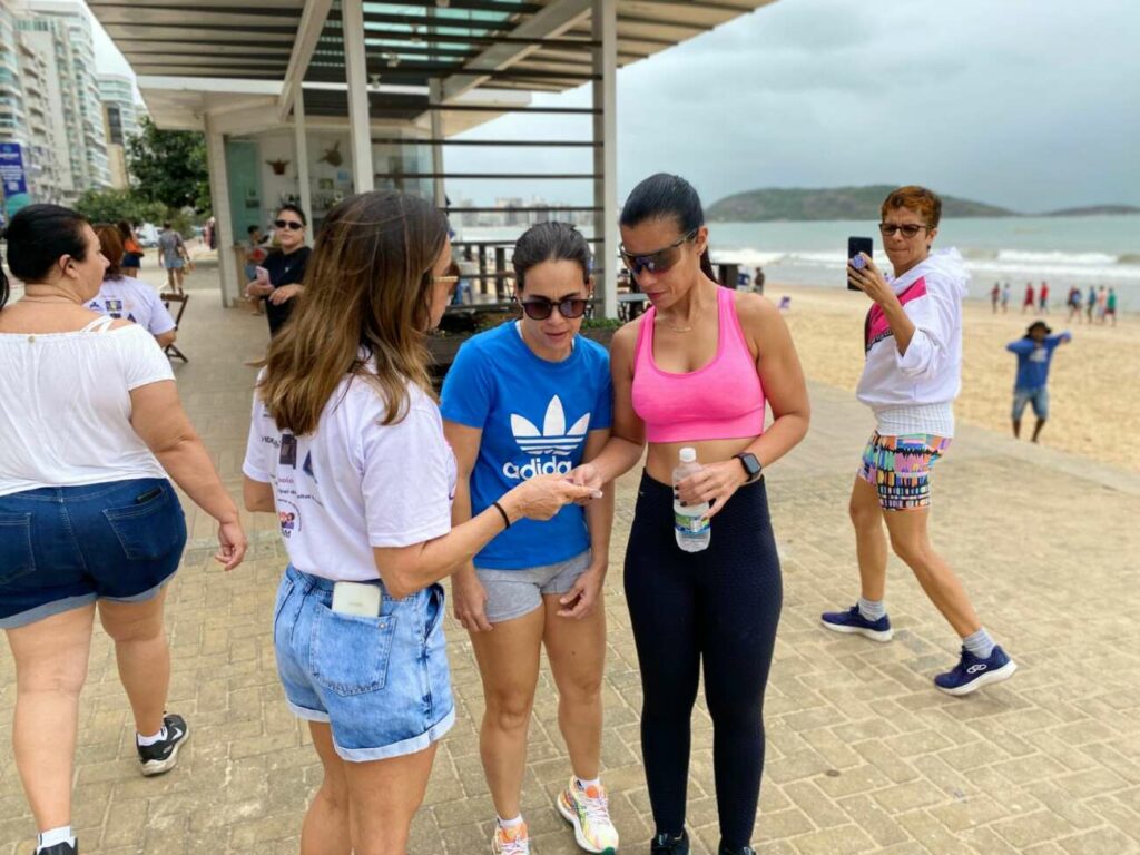 2 caminhada ecopaz panfletos - EcoPaz comemora Dia Internacional da Paz com evento especial em Guarapari