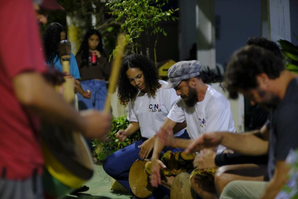 Congo Cine na Aldeia - Cine na Aldeia realiza última exibição na próxima quinta-feira (03) no cais de Perocão, em Guarapari