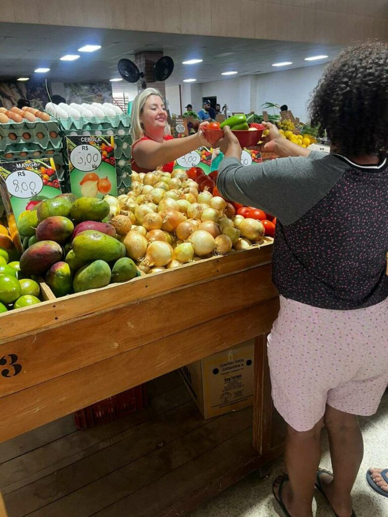 Larissa feirante mercado - Faz Guarapari ser o que é: conheça os lugares de tradição que reúnem a comunidade