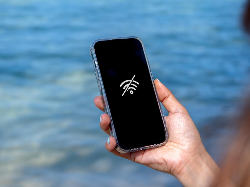 no internet connection technology concept no signal service beach wifi network offline sign mobile smart phone display screen woman s hand blue tropical sea water background 36367 8405 - Falta de internet prejudica empresas e moradores na Praia do Morro, em Guarapari