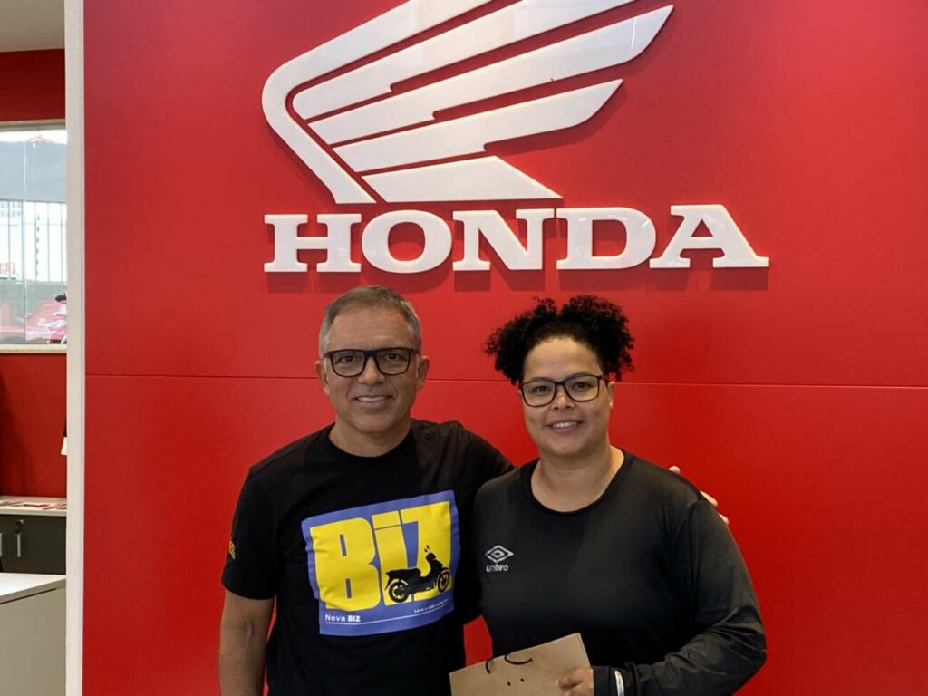 Aantonio Carlos e Aline - Moto Litoral celebra lançamento da nova Honda Biz 125 EX em Guarapari