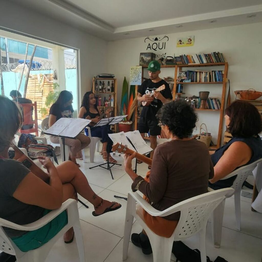 OUPS aula - Concerto didático da Orquestra de Ukuleles une música e sustentabilidade em Guarapari