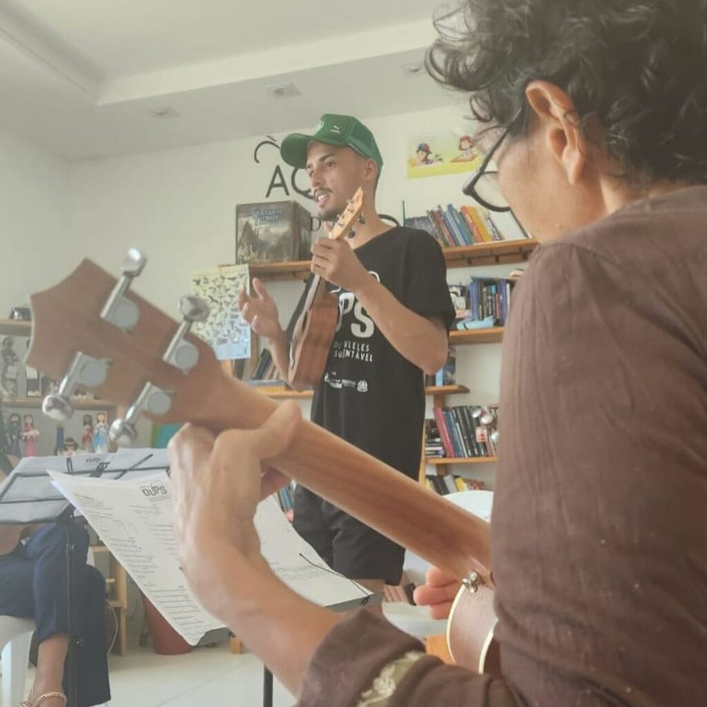 OUPS aula 2 - Concerto didático da Orquestra de Ukuleles une música e sustentabilidade em Guarapari