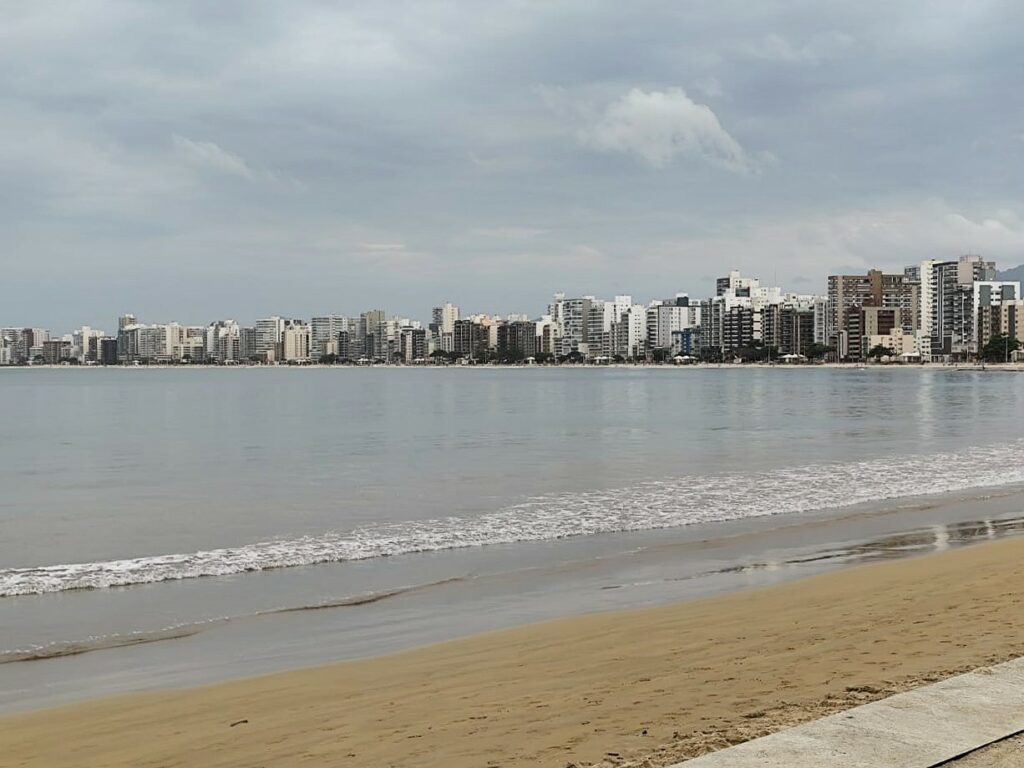 Praia do morro out 24 nuvem - Após dias chuvosos, saiba como fica o tempo durante a semana em Guarapari