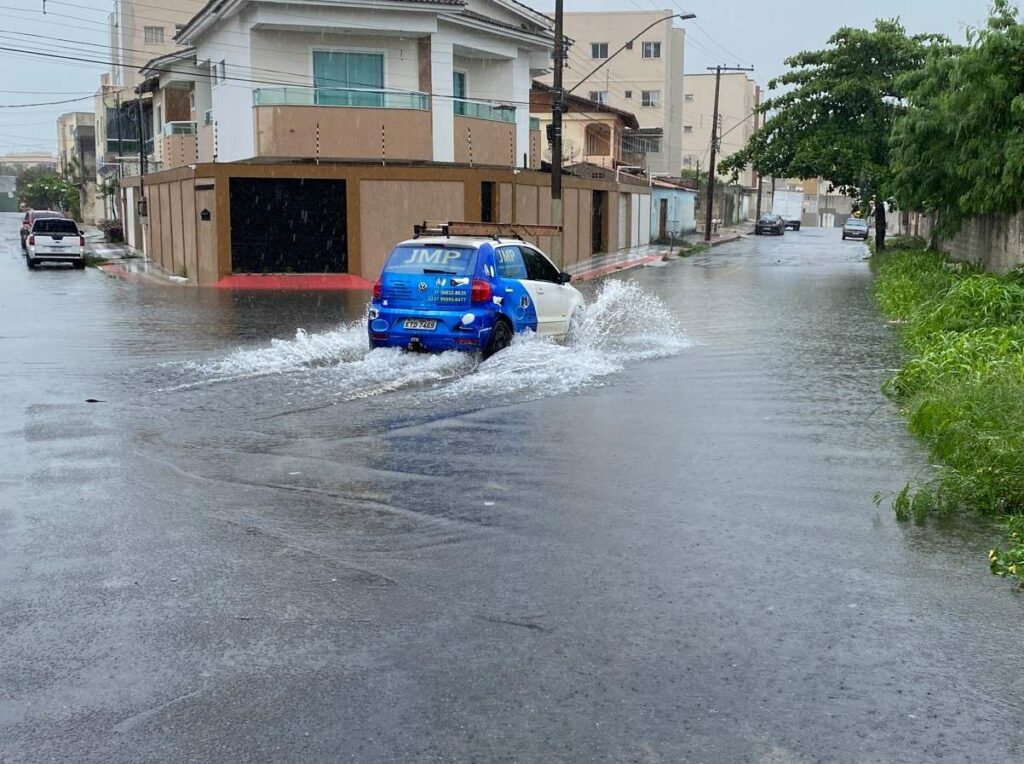 Rua Aurora Vicente Soares com a rua Kennedy - Temporal provoca alagamentos e queda de árvores em Guarapari