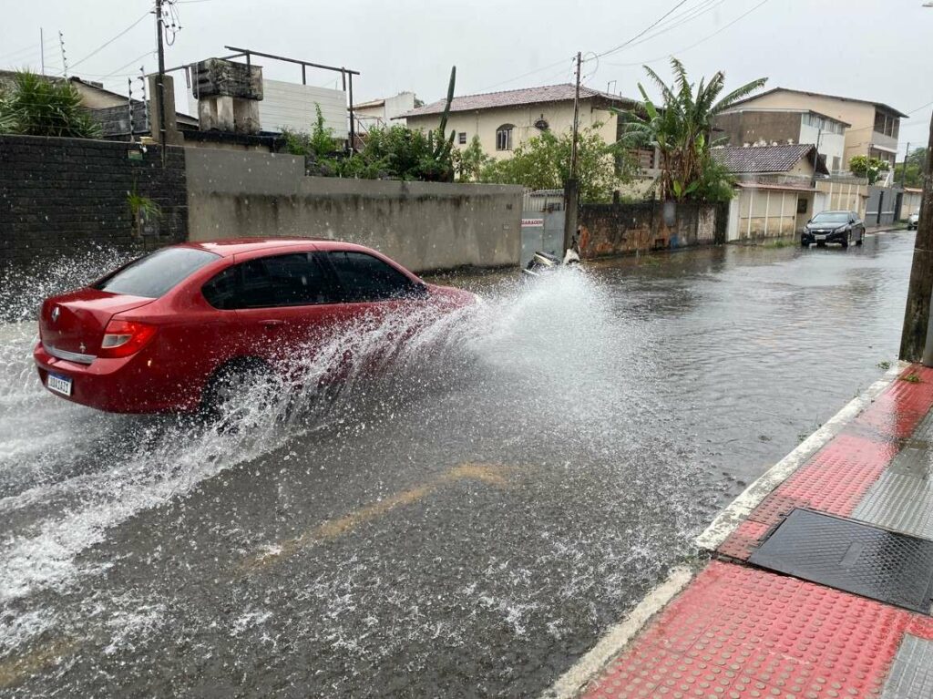 Rua Olivio Antonio Novaes antiga rua Peruibe 2 - Temporal provoca alagamentos e queda de árvores em Guarapari