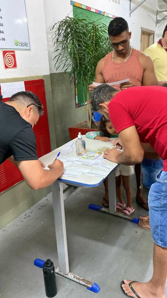 WhatsApp Image 2024 10 06 at 09.54.58 - Eleições 2024: movimento tranquilo e votos de candidatos marcam manhã deste domingo (06) em Guarapari