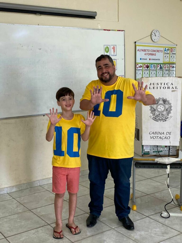 WhatsApp Image 2024 10 06 at 11.00.57 - Eleições 2024: movimento tranquilo e votos de candidatos marcam manhã deste domingo (06) em Guarapari