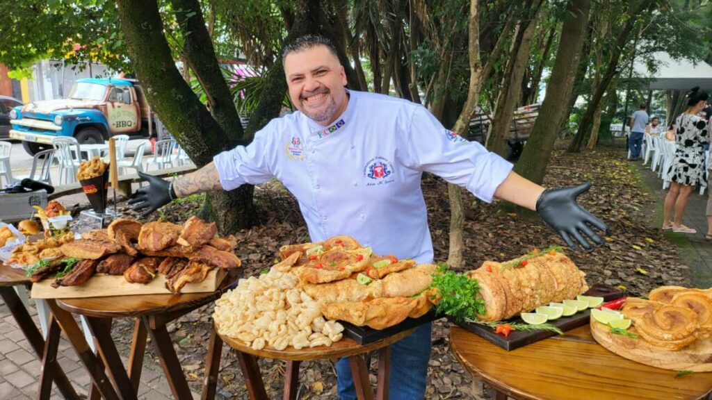 chef adan 1 - Com música e gastronomia, Torresmofest começa nesta quinta (24) em Guarapari; confira a programação