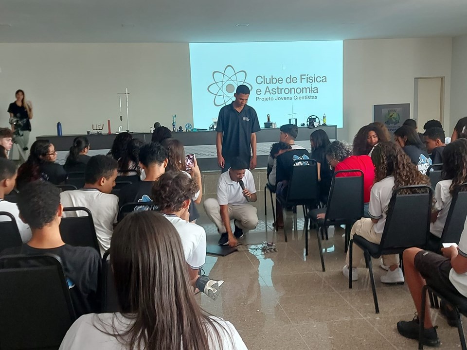 clube de fisica 2 - Escola de Guarapari realiza show de Física para estudantes da rede municipal de ensino