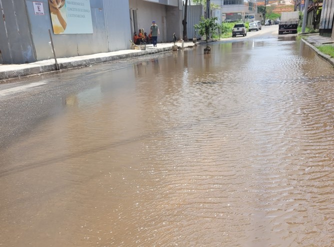 Av. Vitoria capa - Moradores da Praia do Morro enfrentam transtornos com alagamentos após as chuvas