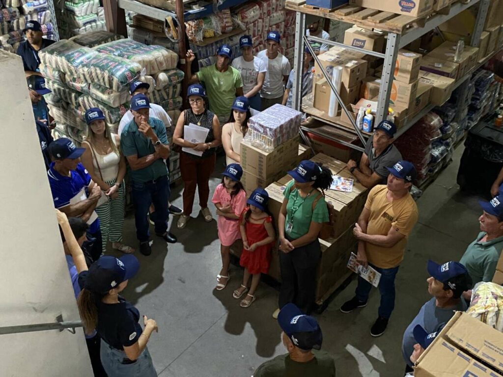 Simone explica as obras no supermercado - CLAC promove aproximação com cooperados no programa 'Juntos na CLAC'