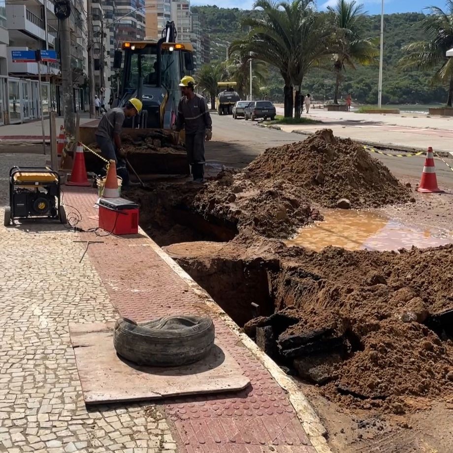 Vazamento agua - Vazamento de água na Praia do Morro gera divergência entre Prefeitura de Guarapari e Cesan