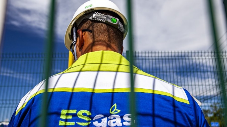 Trabalhador da ES Gas uniformizado Foto Divulgacao 1024x570 1 - ES Gás realiza testes na rede de gás natural na Praia do Morro, em Guarapari, nesta semana