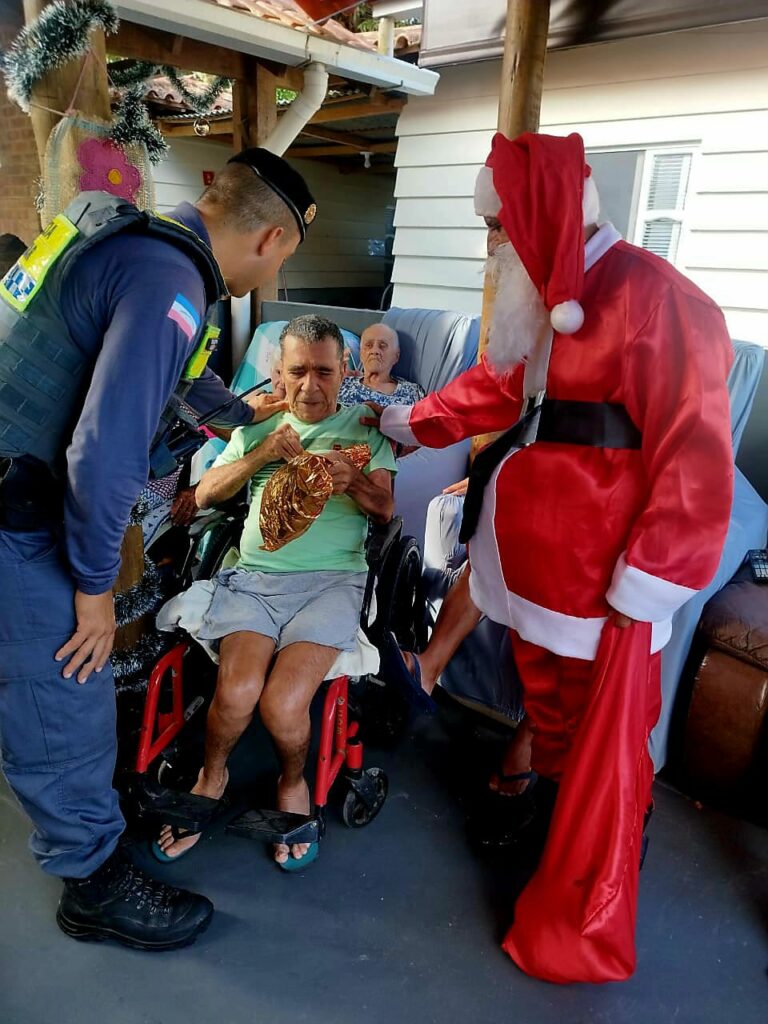 WhatsApp Image 2024 12 26 at 13.49.33 1 - Mais de 60 idosos são beneficiados com doações em campanha apoiada pela PM de Guarapari