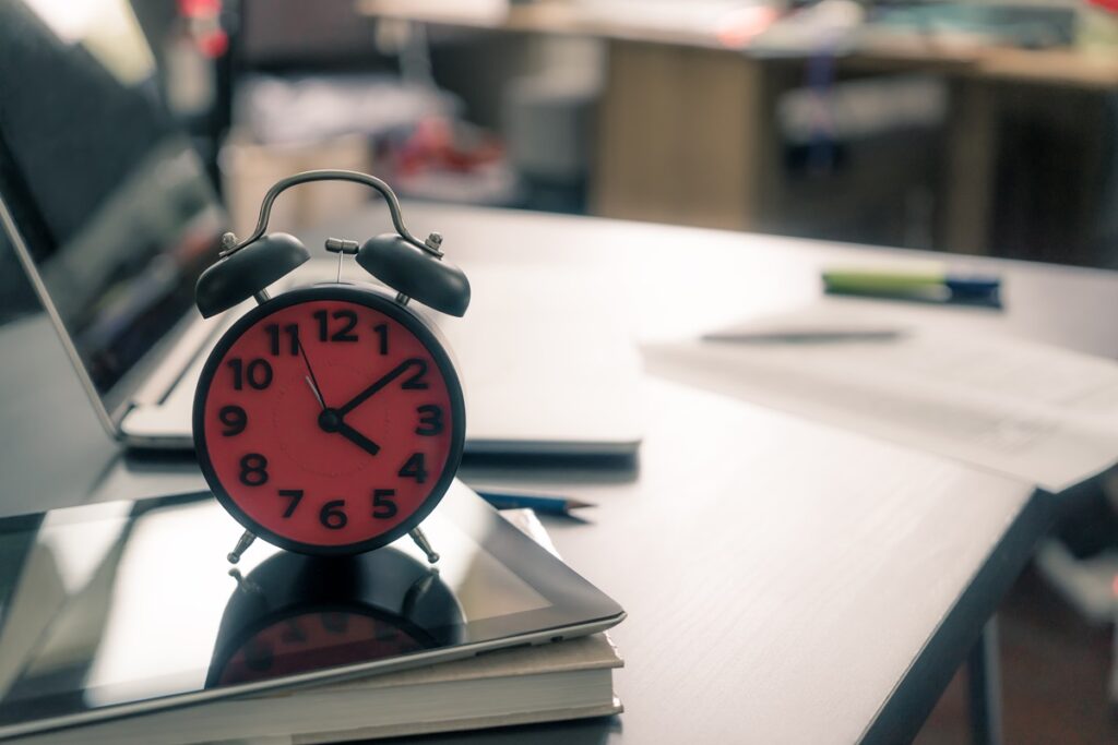 alarm clock office table with no people 3 - Notícias de Guarapari Hoje