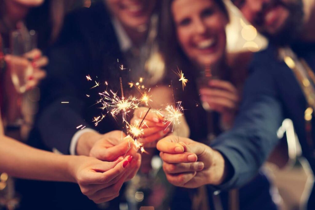 group friends having fun with sparklers - Mensagem do Editor: Novo tempo